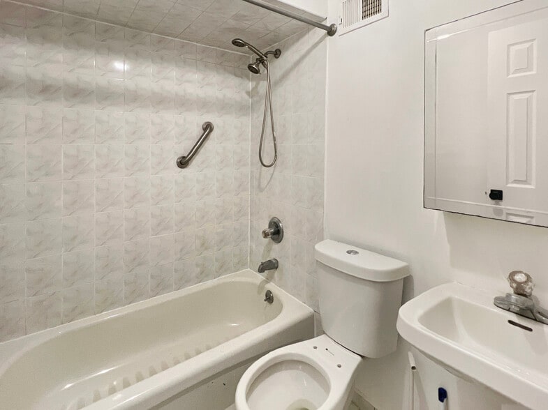 Building Photo - 49 Latourette Ln