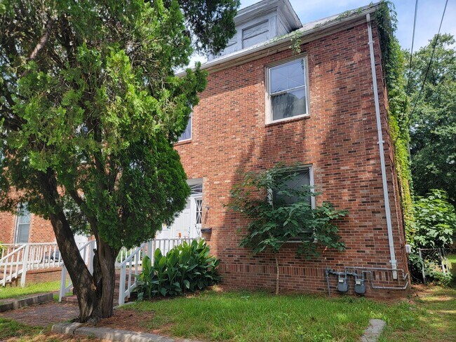 Building Photo - 508 3rd St