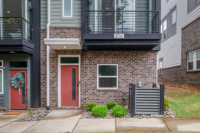 Building Photo - 570 W End Dr