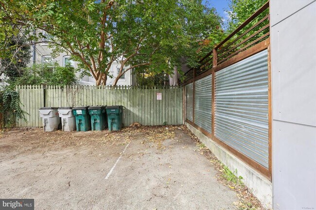 Building Photo - 1116 C St NE