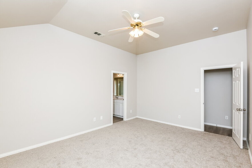 Building Photo - 8905 Friendswood Dr