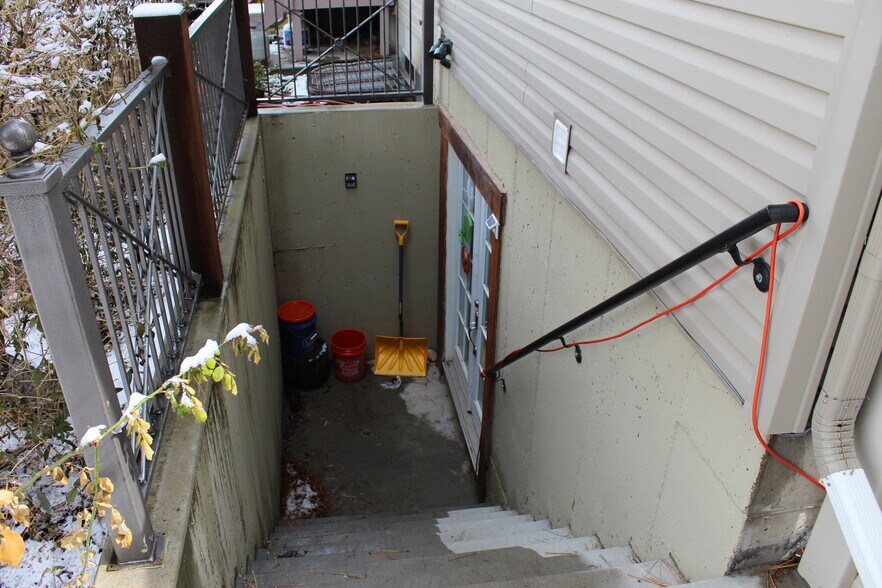 Building Photo - 1410 Canyon Dr