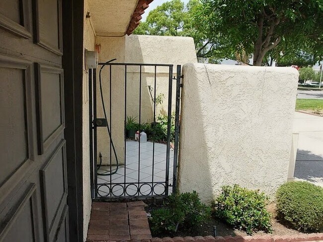 Building Photo - 1134 W Huntington Dr