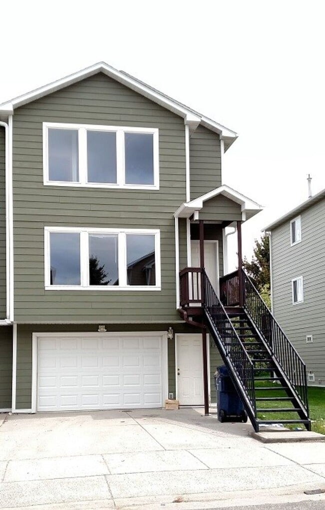 Building Photo - Top Location Condo!