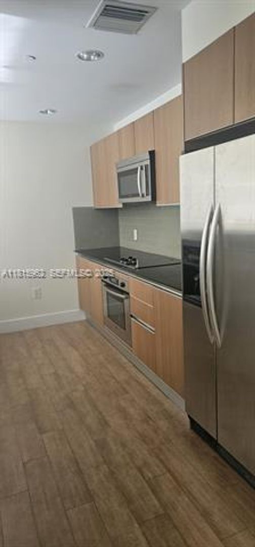 Building Photo - 1060 Brickell Ave