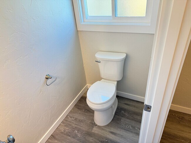 Building Photo - New 2 bed 1 1/2 bath duplex in Springfield!