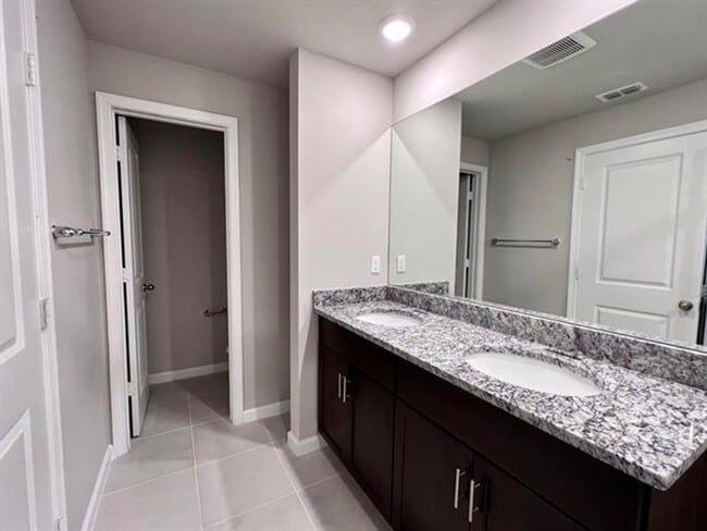 Building Photo - 5656 Mentmore Dr