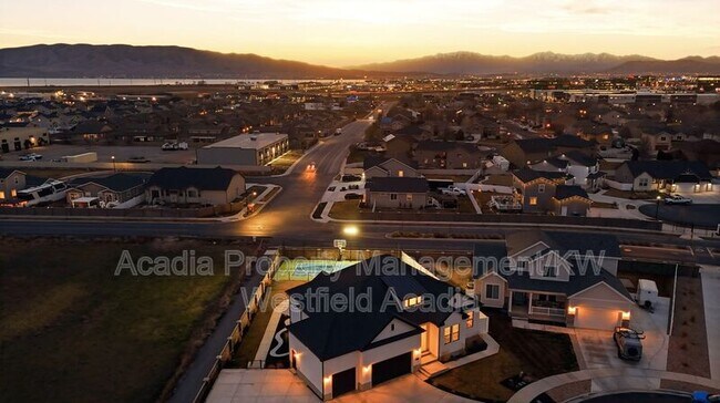 Building Photo - 1437 W Valley Dr