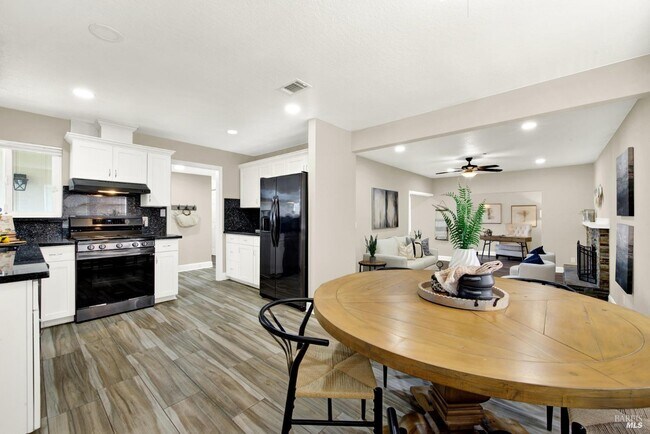 Building Photo - 314 Tulip St