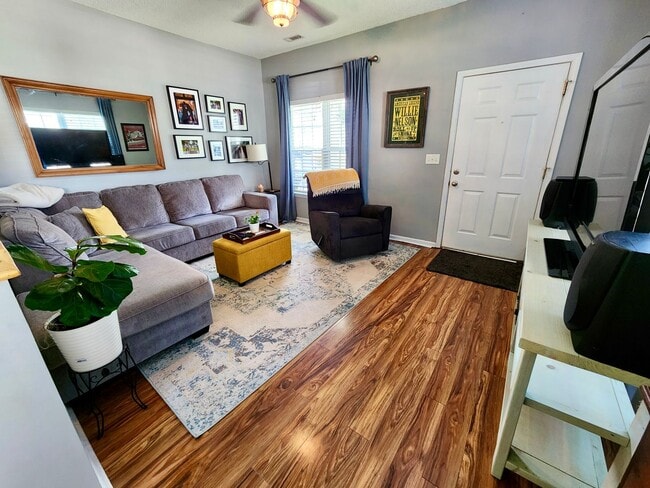 Building Photo - Adorable, well taken care of three bedroom...
