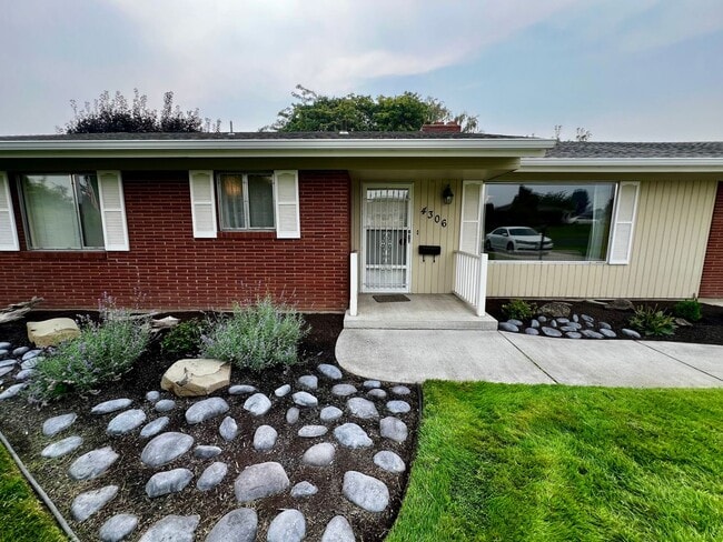 Building Photo - Fully Furnished home- perfect for traveling medical professionals!