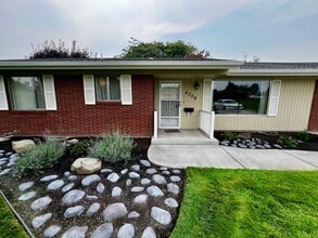 Building Photo - Fully Furnished home- perfect for traveling medical professionals!