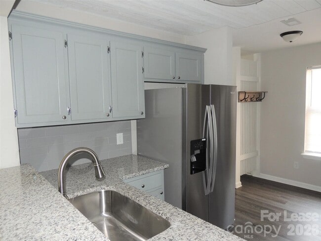 Building Photo - 9252 Kings Canyon Dr