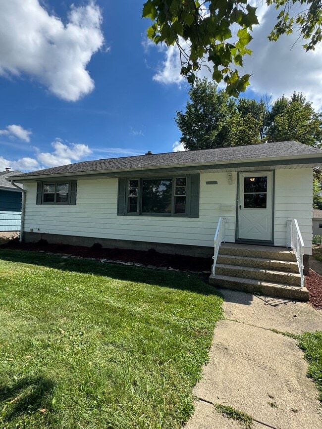 Building Photo - 3 bedroom, 2 bathrooms, 2 car garage-Ranch...