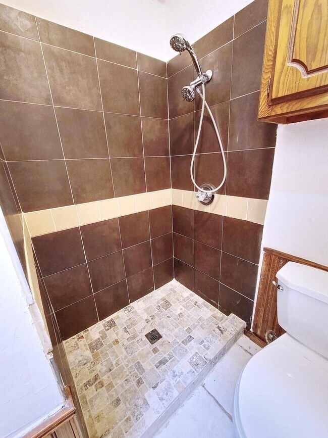 Building Photo - Spacious Living in a Prime Yukon Location