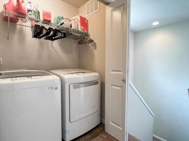 Building Photo - Great 3 Bedroom 2.5 Bathroom Townhouse End Unit!  2 Car Garage  + Washer & Dryer! Near Nike, Inte...