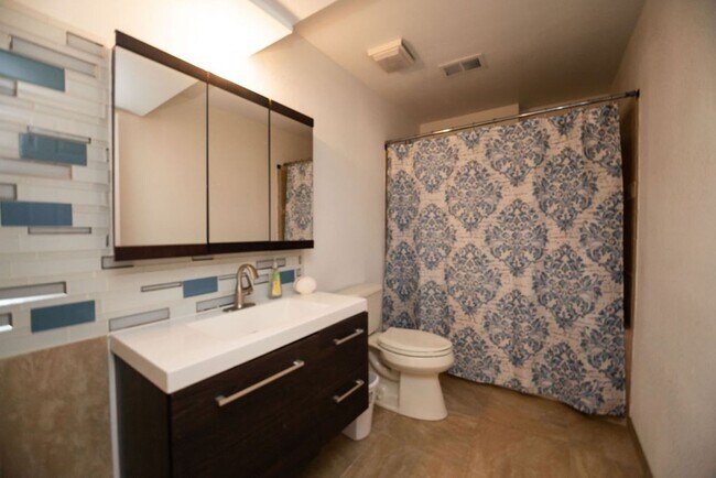 Building Photo - 117 43rd Ave Ct