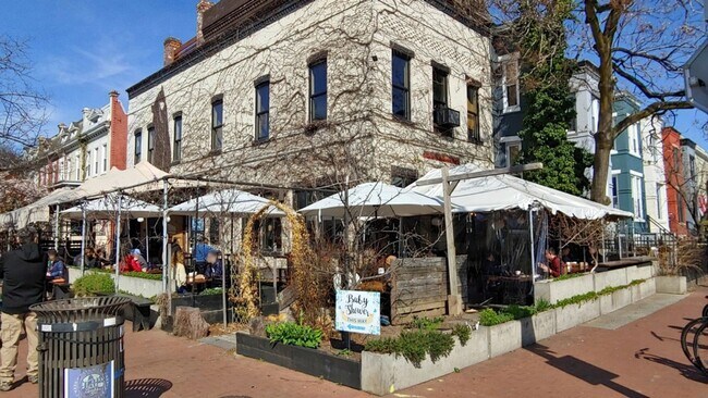 Building Photo - 2 Bedroom Beauty in Bloomingdale! Pets Wel...