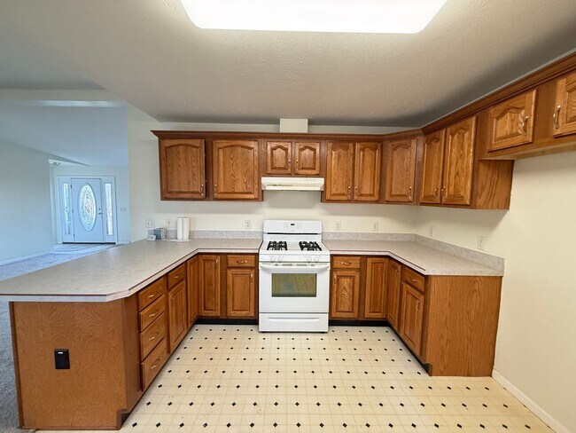 Building Photo - Spacious 3-Bedroom Home with Sunroom and Attached 2-Car Garage in Manchester, MI