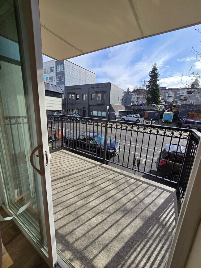 Building Photo - 2 Bedroom 1 Bathroom Condo in Downtown Bellingham