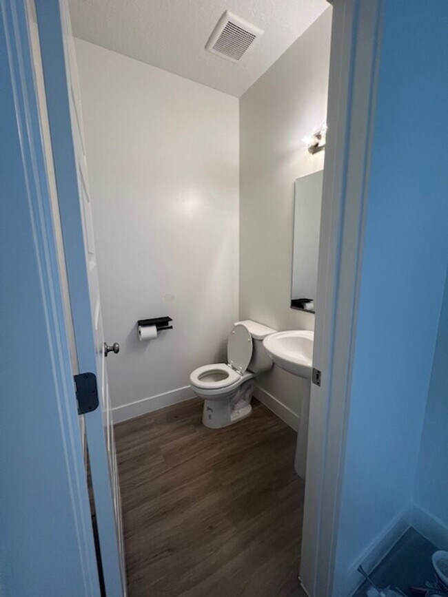 Building Photo - SPACIOUS HOME FOR RENT!