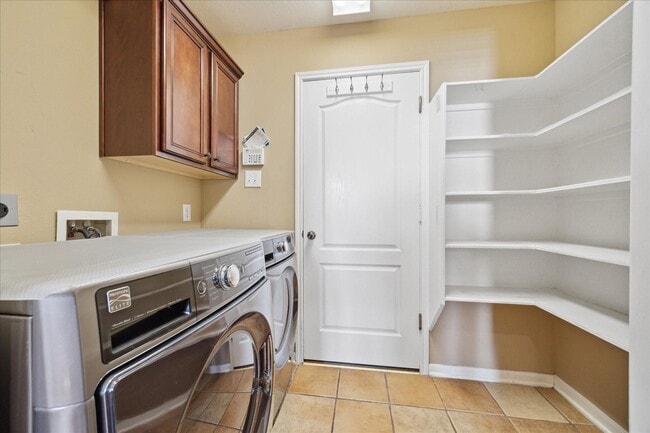 Building Photo - 11215 Royce Palms Dr