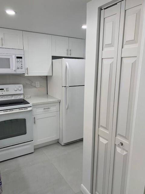 Building Photo - 1035 W 77th St