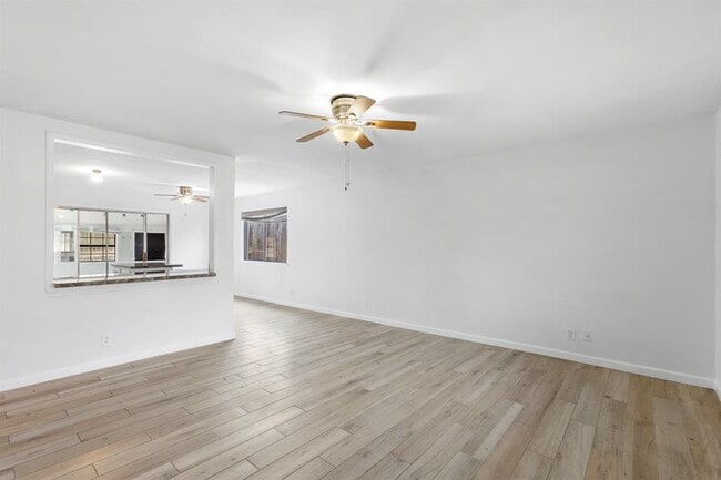 Building Photo - 1303 Barrington Dr