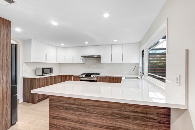 Building Photo - Spacious 3 Bedroom Upland Home, Available Now!