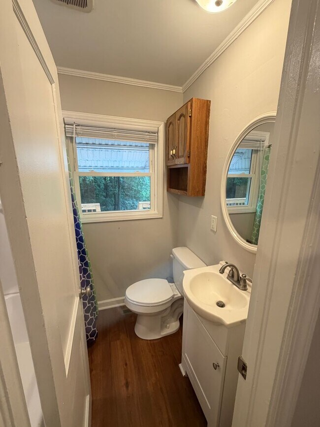 Building Photo - 3bd/2ba House in Jackson Park w/ Large Den, Back Porch, & Fenced Back Yard