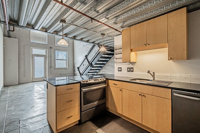 Building Photo - Industrial 1BD, 1BA Loft in Arts District ...