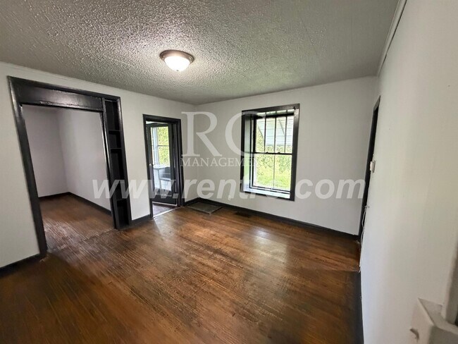 Building Photo - 18 Iowa-