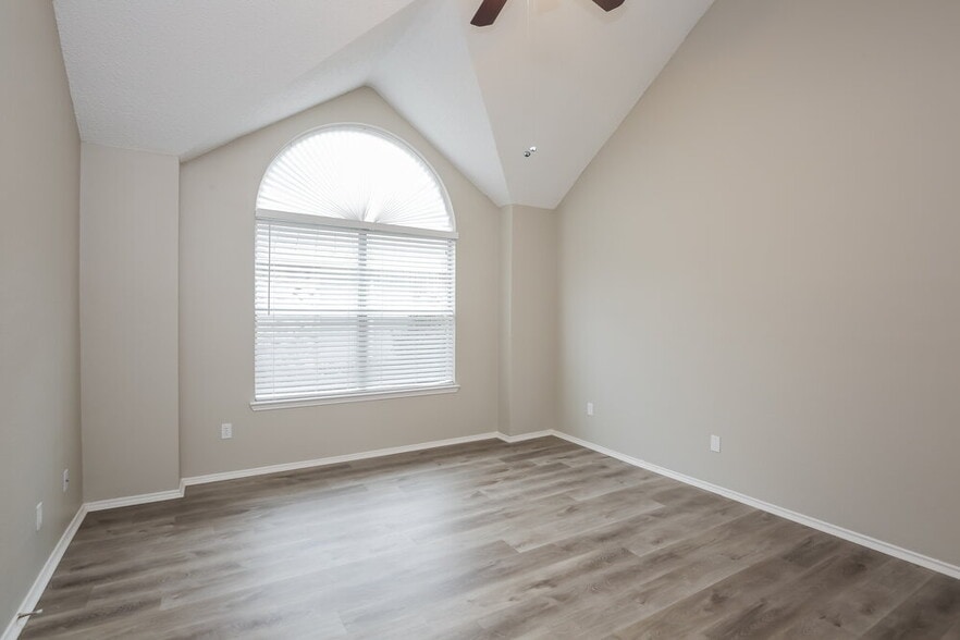 Building Photo - 2124 Creek Royal Dr