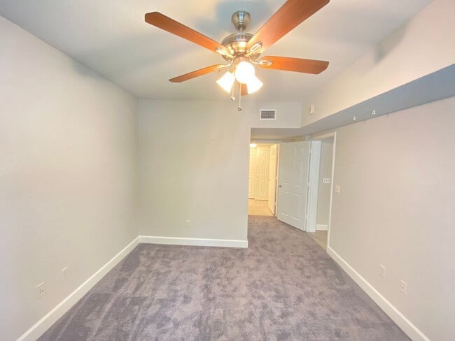 Building Photo - Downtown stunner! 1-Bed / 1-Bath in the Gr...