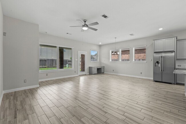 Building Photo - Come visit this beautiful home in the gate...