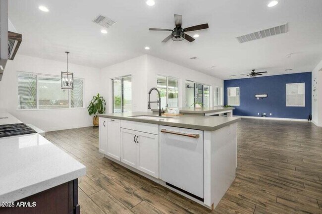 Building Photo - 1221 E Paseo Way