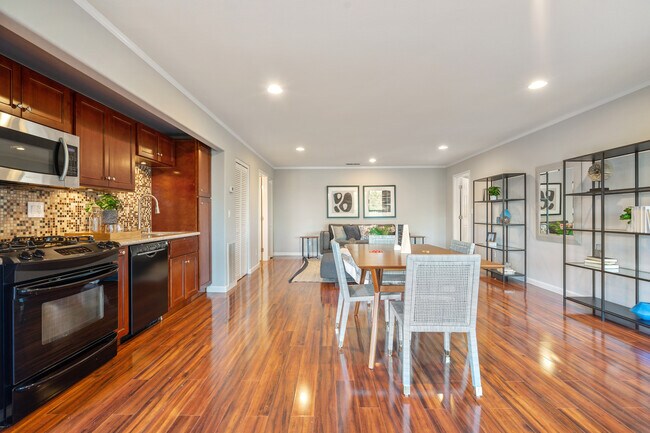 Building Photo - 421 Summit Rd