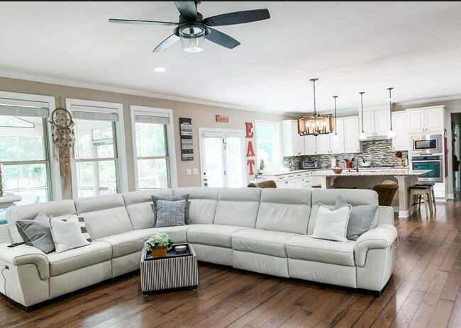 Building Photo - 1041 Blue Larkspur Ave