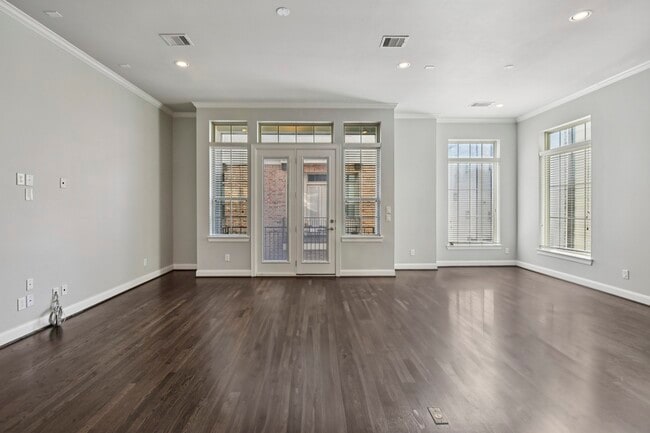 Building Photo - 1040 W 26th St