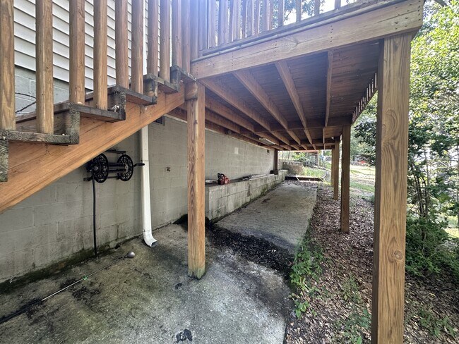 Building Photo - 157 Lakeview Dr S