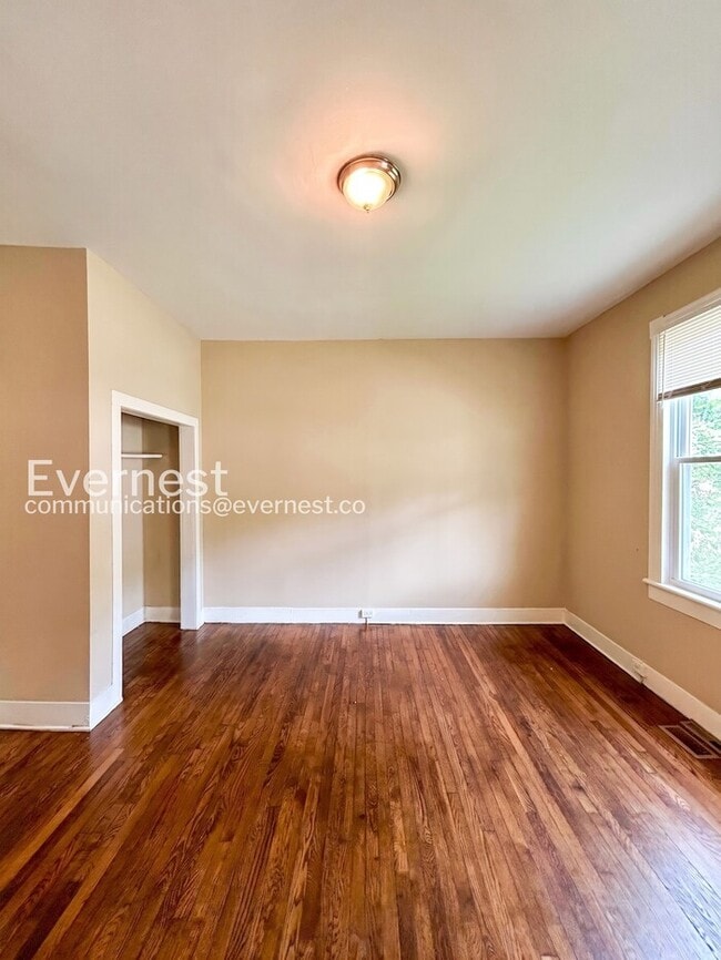 Building Photo - 3 Bed, 1 Bath Home with Driveway and Hardwood Floors | Housing Vouchers Accepted |  Available Now!