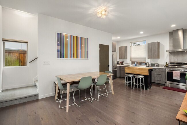 Building Photo - North Beacon Hill Townhome Living!