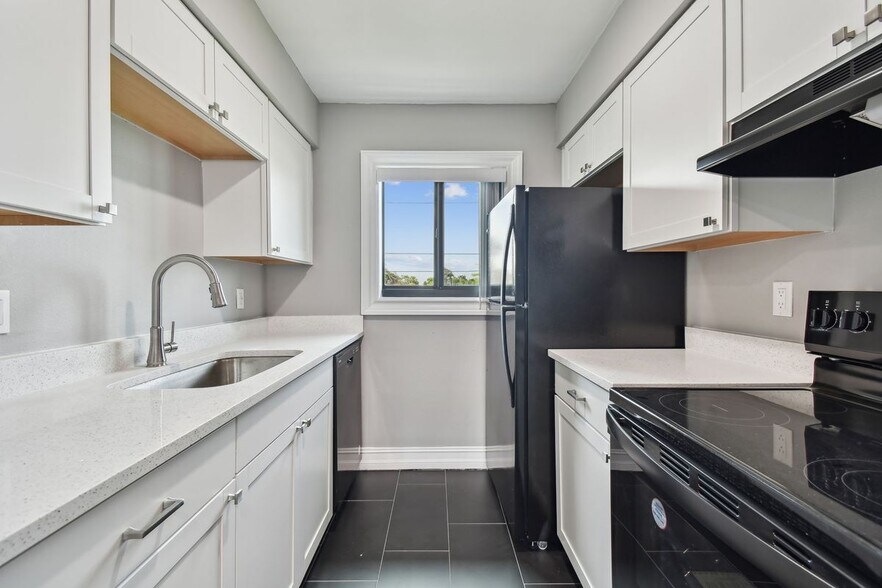Building Photo - 2942 W Bay Dr