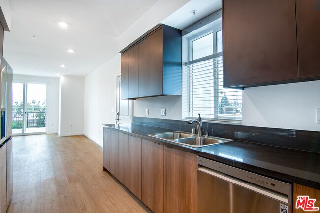 Building Photo - 14333 Sylvan St