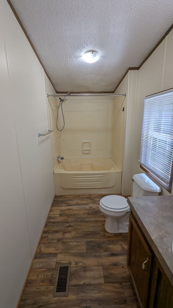 Building Photo - Newly renovated gem located at Earl Lake i...