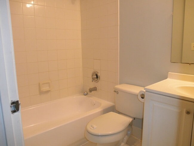 Building Photo - Summit Lake