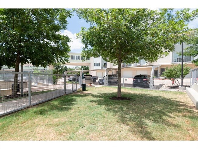 Building Photo - 604 N Bluff Dr