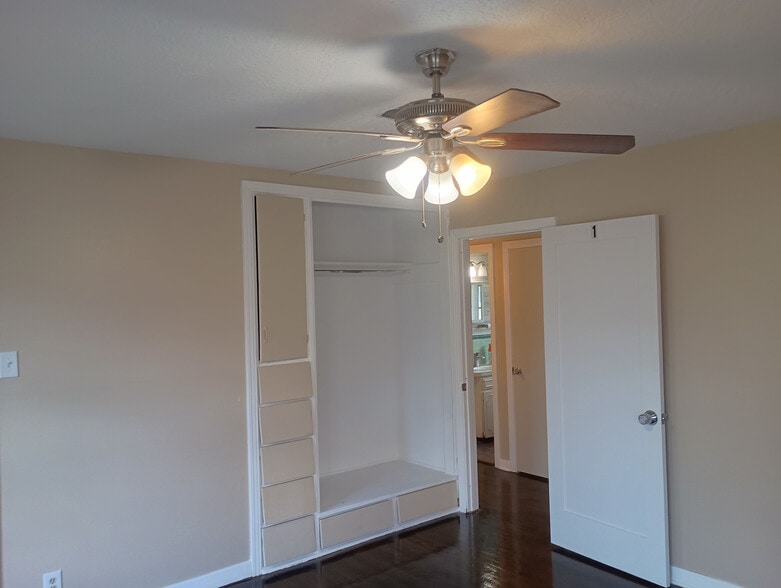 Building Photo - Room in Single Family Home on Brettonwood Dr