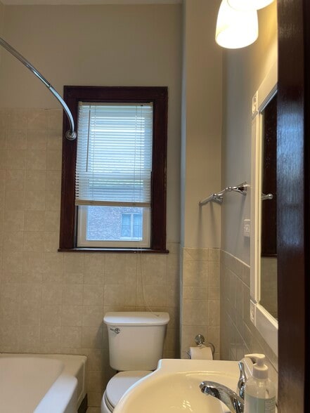bathroom 1 - 2877 S Throop St