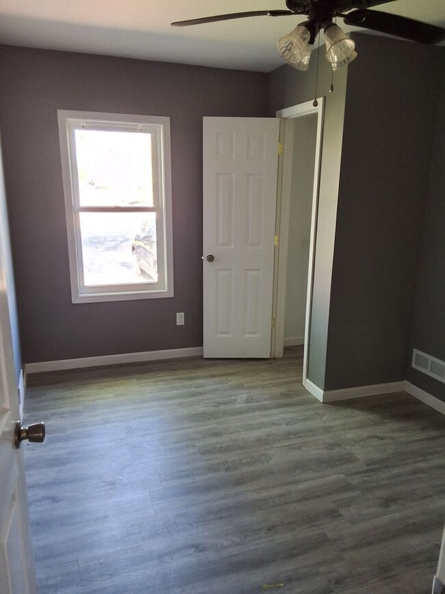 Building Photo - 4 bedrooms/2 bathrooms House